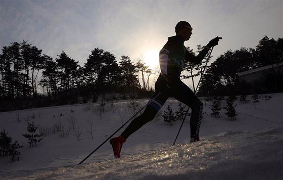 Estonský běžec na lyžích Algo Karp ve štafetovém závodu na OH v Koreji v roce 2018. 