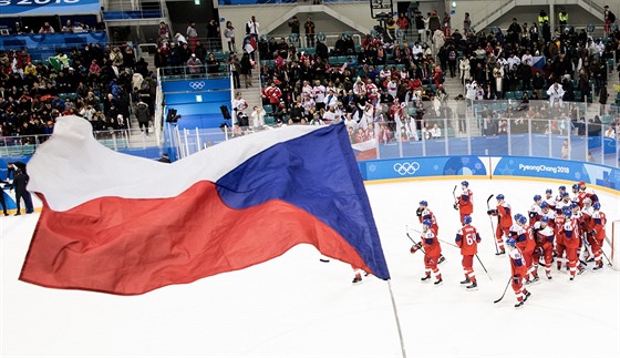etí hokejisté se radují po vítzném olympijském utkání nad výcarskem. (18....