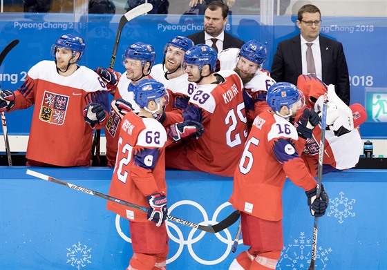 etí hokejisté se radují po tvrté brance v olympijském utkání se výcarskem....