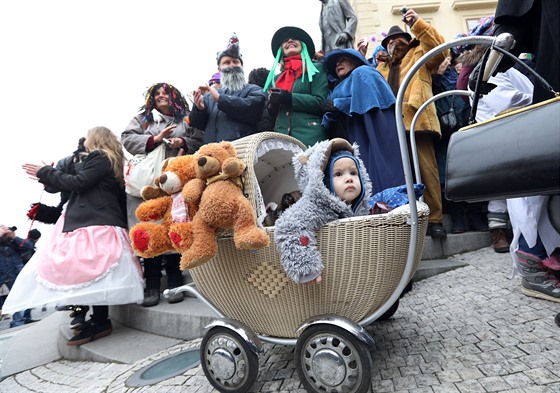 Masopustního veselí v centru Prahy se zúastnily stovky lidí (10. února 2018).