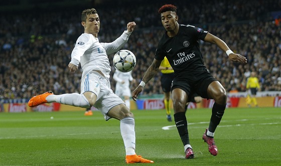 Presnel Kimpembe z Paris St. Germain brání Cristiana Ronalda z Realu Madrid v...
