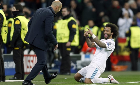 Brazilský obránce Marcelo z Realu Madrid slaví gól s trenérem Zinedinem Zidanem.