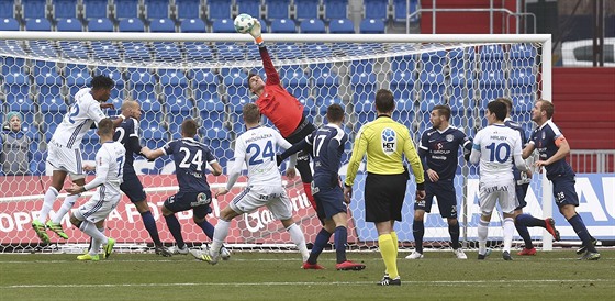 Branká Slovácka Milan Hea vyráí hlaviku ostravského Christophe Psychého.