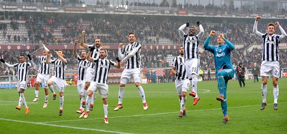 Fotbalisté Juventusu se radují po vítzství v turínském derby.