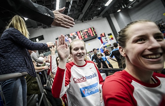 eské basketbalistky slaví s fanouky výhru nad Belgií, vlevo Julia...