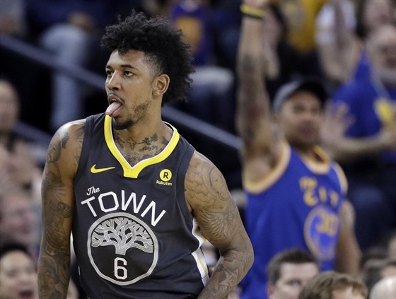 Nick Young z Golden State oslavuje svou trefu.