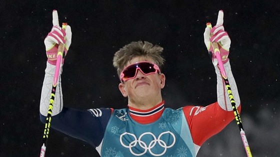 Johannes Hösflot Klaebo z Norska po triumfu v jednom ze sprint na olympiád v...