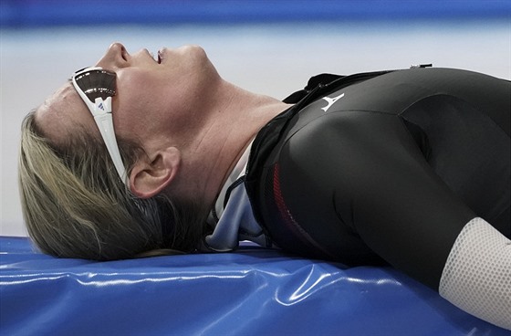 Claudia Pechsteinová vyčerpaná po olympijském závodě na 5000 metrů.