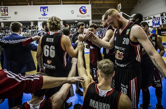 Svitavtí basketbalisté se povzbuzují bhem time-outu.