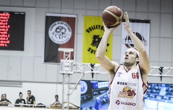 Svitavský basketbalista Garret Kerr stílí na dínský ko.