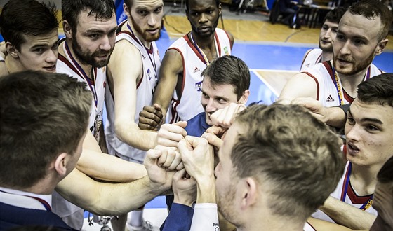 Svitav�tí basketbalisté oslavují výhru.