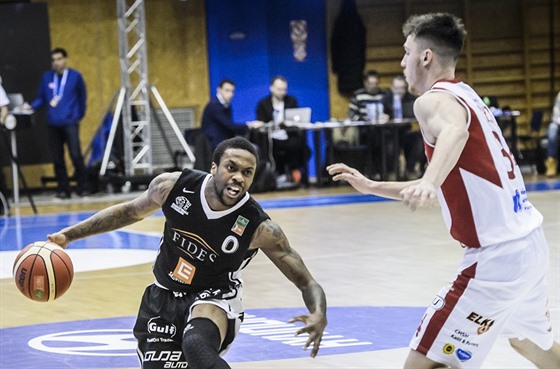 Nymburský basketbalista Kendrick Ray (vlevo) svádí souboj s Jacksonem Kentem z...