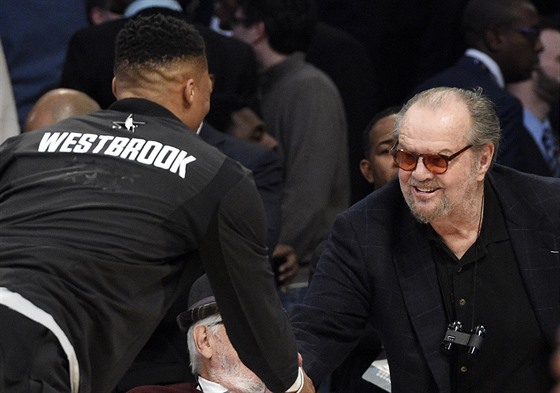 Russell Westbrook se před Utkáním hvězd NBA zdraví s Jackem Nicholsonem.