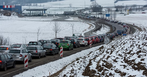 Kolony vozidel po konci smny v závodu koda Auto Kvasiny