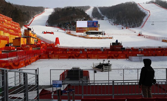 Svahy v jihokorejském �ongsonu. V ned�li se na nich sjezda�i neutkají,...