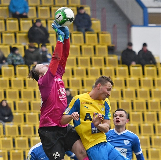 Michal Toma zasahuje ped Michalem Jeábkem vpravo.