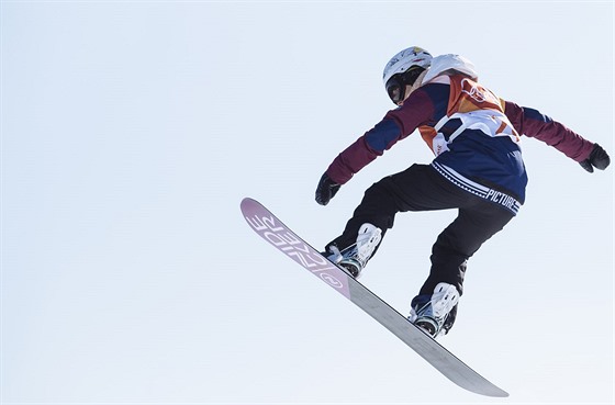 ZA LETU. Česká snowboardistka Šárka Pančochová v akci během olympijského finále...