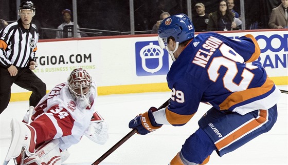 Brock Nelson z NY Islanders překonává Petra Mrázka v brance Detroitu.