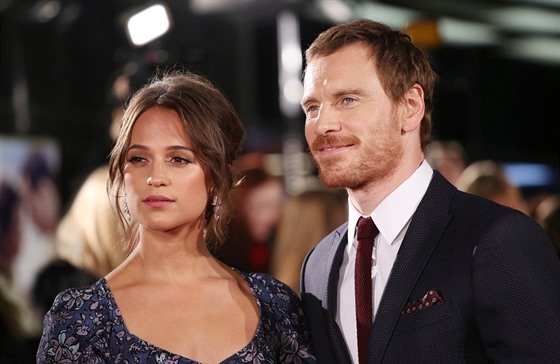 Alicia Vikanderová a Michael Fassbender (Londýn, 19. íjna 2016)