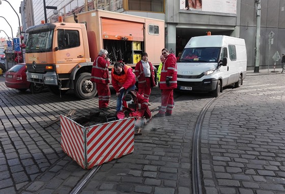 Dlnici svaují prasklou kolej u Národní tídy.