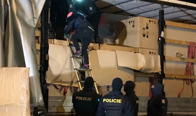 Policisté zadreli dva kamiony, které peváely 35 migrant (16. února 2018).