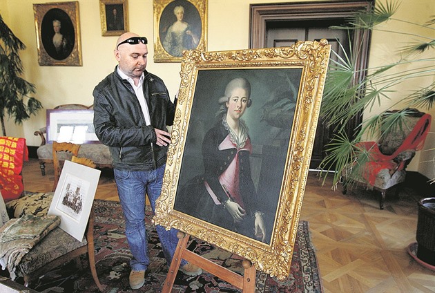 Kastelán kunínského zámku Jaroslav Zezulík s portrétem mladé hrabnky Marie...