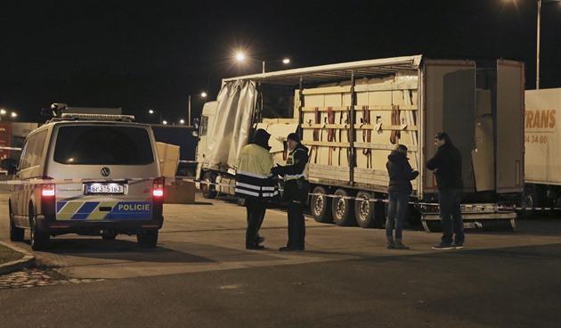 Policie R ve spolupráci s kolegy z Nmecka zadrela na dálnici D5 u lovic...