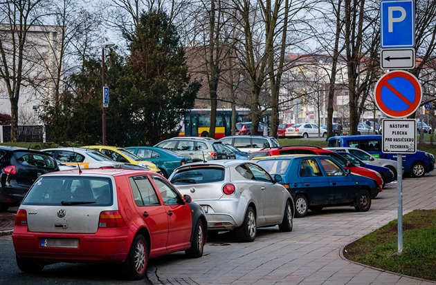 Na sídlištích se za parkování bude platit, Hradec chce řešit i dodávky