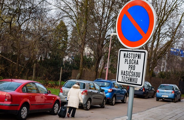 idii v Hradci Králové parkují na zákazu stání, kde má být vyhrazený prostor...