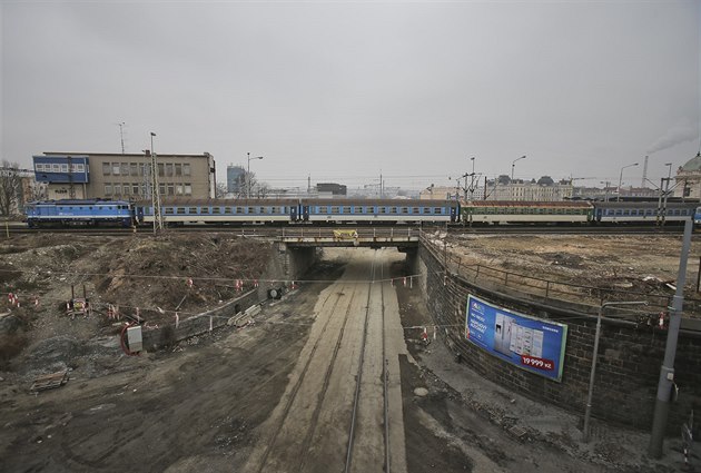 Jinímu elezninímu mostu u hlavního vlakového nádraí v Plzni zbývá...