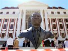 Busta Nelsona Mandely ped budovou parlamentu Jihoafrické republiky v Kapském...
