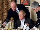 Jevgenij Prigoin obsluhuje ruského prezidenta Vladimira Putina ve své...