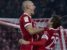 Gólová radost fotbalist Bayernu Mnichov. Thomas Müller (vpravo) chytá Arjena...