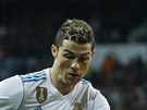 Cristiano Ronaldo z Realu Madrid klikuje mezi fotbalisty San Sebastianu.