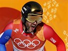 Francouzský lya Brice Roger v cíli olympijského sjezdu.
