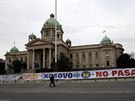 Transparent ped budovou srbského parlamentu v Blehradu chválí rozhodnutí...