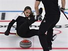 TVRDÝ DOPAD. Ruská curlerka Anastasia Bryzgalovová ztratila rovnováhu a padla...
