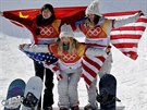 O stupn vítz se v závod snowboardistek na U-ramp podlily Amerianky Chloe...