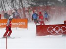 Silný vítr nepeje olympijskému závodu slalomáek.