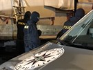 Policisté zadreli dva kamiony, které peváely 35 migrant (16. února 2018).