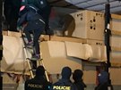 Policisté zadrželi dva kamiony, které převážely 35 migrantů (16. února 2018).