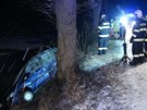 U Bystřice sjelo auto do rybníka (17. února 2017).