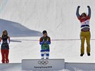 eská reprezentantka Eva Samková (vpravo) slaví bronzovou olympijskou medaili...