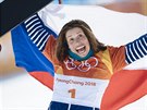 TETÍ. Eva Samková slaví s eskou vlajkou bronzovou olympijskou medaili ze...