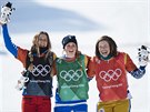 JEŠTĚ BEZ MEDAILÍ. Eva Samková (vpravo) získala ve snowboardcrossu na hrách v...