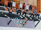 Snowboardistky vyráejí prozkoumat olympijskou tra ve Snhovém parku Phoenix.