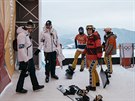 eský snowboardový tým na porad ped tréninkem