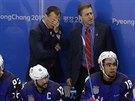 CO TO ZASE BYLO. Hlavní trenér amerických hokejist Tony Granato (vlevo) radji...