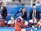Trenér eské hokejové reprezentace Josef Janda (uprosted) rozdává pokyny...