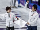 Japonská rychlobruslaka Nao Kodairaová slaví po boku svého trenéra triumf v...